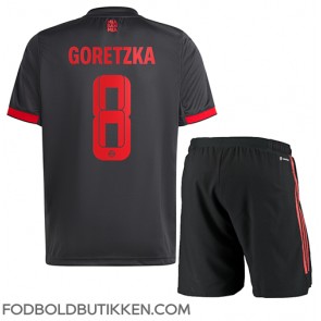 Bayern Munich Leon Goretzka #8 Tredjetrøje Børn 2022-23 Kortærmet (+ Korte bukser)